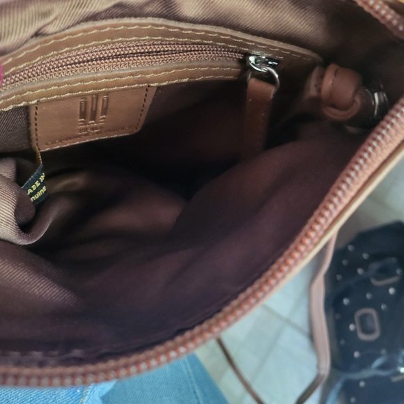 ili New York RFID Crossbody Bag - Picture 7 of 7